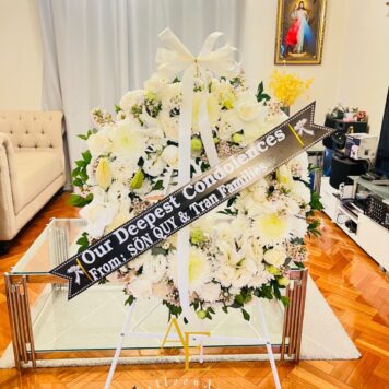 Classic White Sympathy Wreath(Product Code :WF_0826_2)