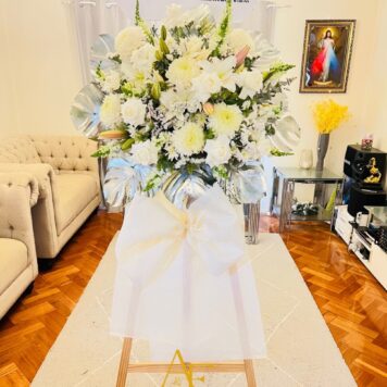 White Serenity Standing Spray(Design Code: FS_09)